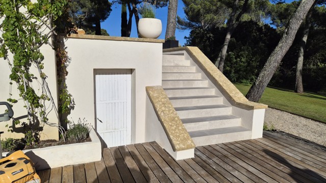 Escalier terminé avec carrelage coupe à 45°
